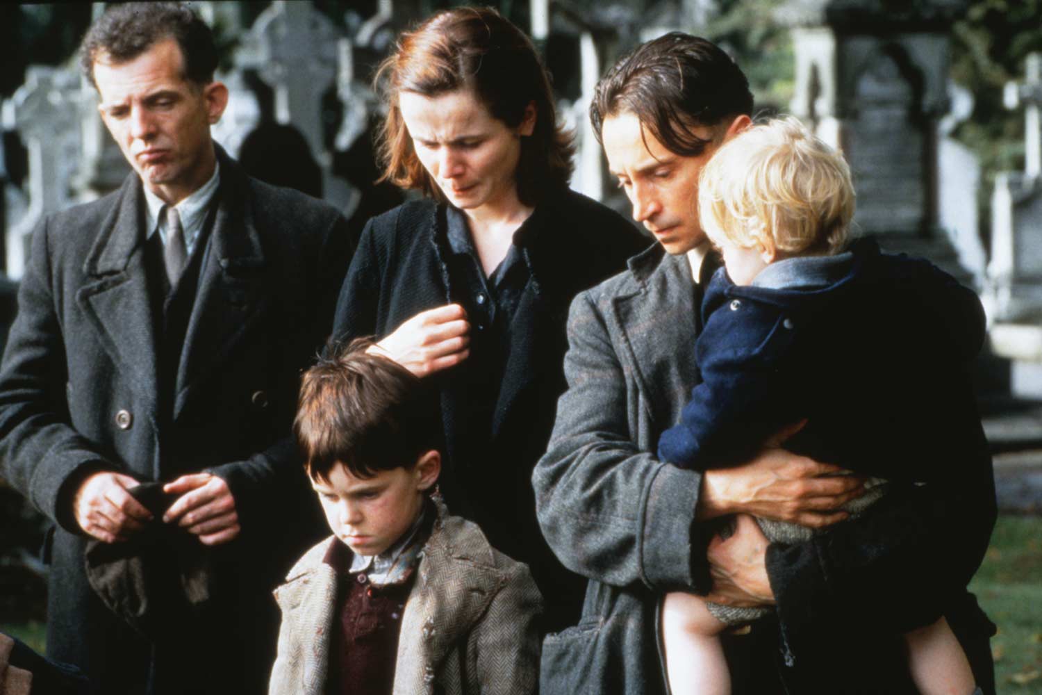 Emily Watson and Robert Carlyle in scene from Angela's Ashes