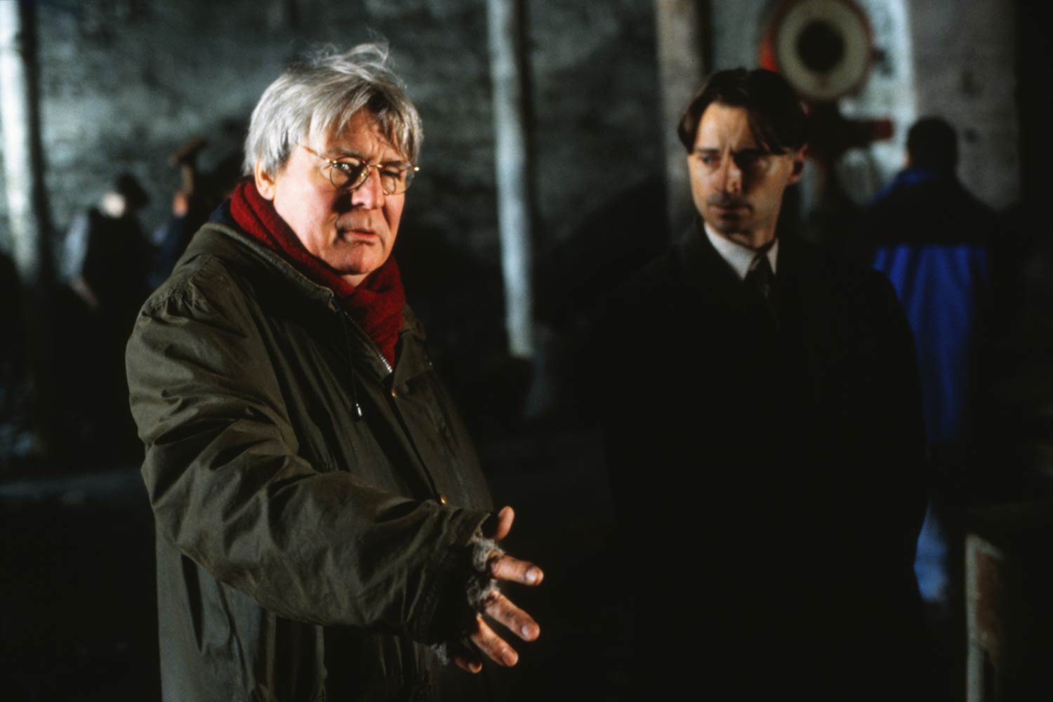 Alan Parker and Robert Carlyle on the set of Angela's Ashes